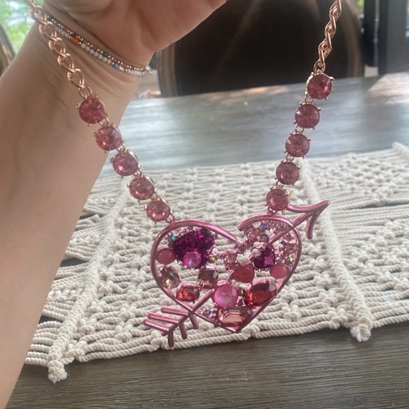 🌺BetseyJohnsonStatement Pink Heart Arrow Necklace - Picture 10 of 10